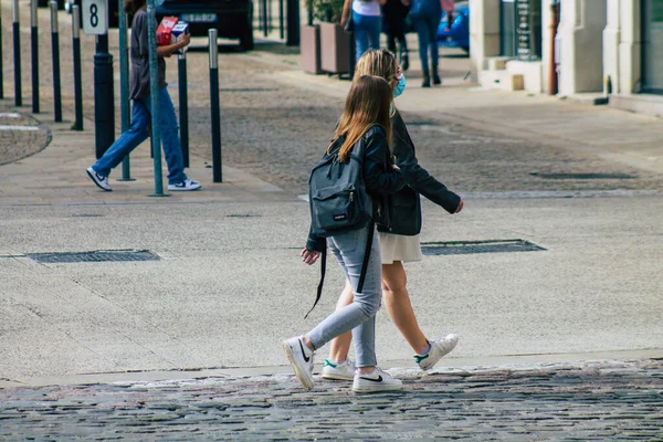 Reims Francja Maja 2021 Piesi Spacerujący Ulicach Reims Podczas Epidemii — Zdjęcie stockowe