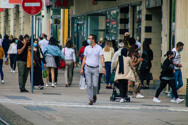 Reims Francie Května 2021 Chodci Procházející Ulicích Remeše Během Epidemie — Stock fotografie