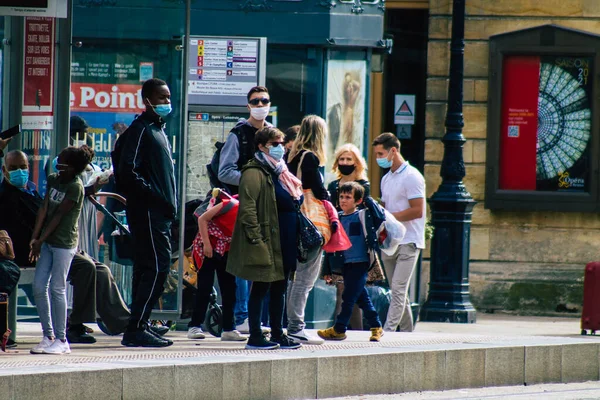 Reims Francja Maja 2021 Pasażerowie Przystanku Tramwajowym Mieście Reims Podczas — Zdjęcie stockowe