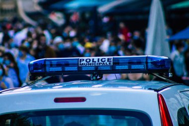 Reims France 29 Mayıs 2021 Fransa 'yı vuran koronavirüs salgını sırasında Reims sokaklarında devriye gezen bir polis arabası var.