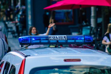 Reims France 29 Mayıs 2021 Fransa 'yı vuran koronavirüs salgını sırasında Reims sokaklarında devriye gezen bir polis arabası var.