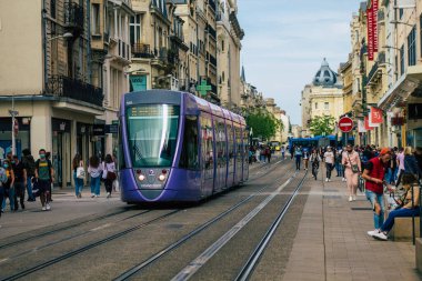 Reims France 29 Mayıs 2021 Coronavirus salgını sırasında Fransa 'da Reims sokaklarında dolaşan yolcular için modern elektrikli tramvay
