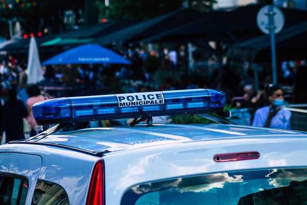 Реймс Франция 29 мая 2021 года Полицейская машина патрулирует улицы Реймса, чтобы обеспечить соблюдение правил разминирования во время эпидемии коронавируса, которая поразила Францию