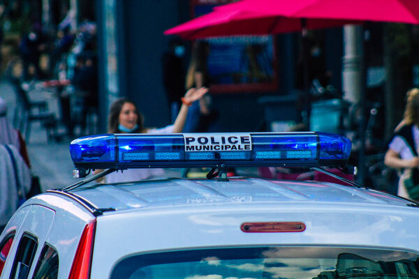 Реймс Франция 29 мая 2021 года Полицейская машина патрулирует улицы Реймса, чтобы обеспечить соблюдение правил разминирования во время эпидемии коронавируса, которая поразила Францию