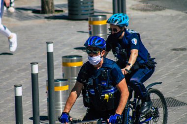 Reims France 31 Mayıs 2021 Reims şehir merkezinde bisiklet devriyesi Coronavirus salgını Fransa 'yı vurmaya devam ederken sosyal uzaklık kurallarını uygulamak amacıyla tutukluluk sırasında Reims' de devriye gezen polis memuru