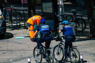 Reims France 31 Mayıs 2021 Reims şehir merkezinde bisiklet devriyesi Coronavirus salgını Fransa 'yı vurmaya devam ederken sosyal uzaklık kurallarını uygulamak amacıyla tutukluluk sırasında Reims' de devriye gezen polis memuru