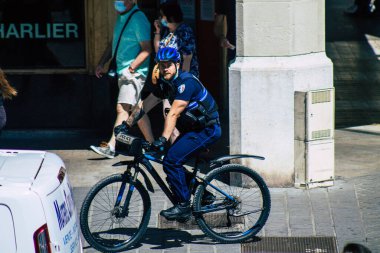 Reims France 31 Mayıs 2021 Reims şehir merkezinde bisiklet devriyesi Coronavirus salgını Fransa 'yı vurmaya devam ederken sosyal uzaklık kurallarını uygulamak amacıyla tutukluluk sırasında Reims' de devriye gezen polis memuru