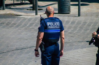 Coronavirüs salgını Fransa 'yı vurmaya devam ederken, Reims şehir merkezinde devriye gezen Fransa' yı sosyal uzaklık kurallarını uygulamak için devriye geziyor