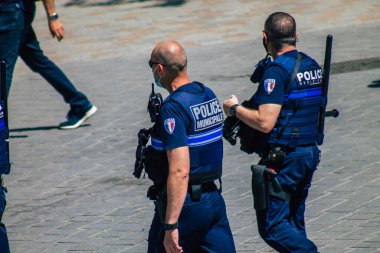 Coronavirüs salgını Fransa 'yı vurmaya devam ederken, Reims şehir merkezinde devriye gezen Fransa' yı sosyal uzaklık kurallarını uygulamak için devriye geziyor