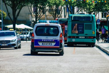 Reims France 31 Mayıs 2021 Tutukluluk halindeyken devriye gezen polis arabası Coronavirus salgını Fransa 'yı vurmaya devam ederken sosyal uzaklık kurallarını uygulamak için