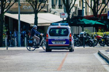 Reims France 31 Mayıs 2021 Tutukluluk halindeyken devriye gezen polis arabası Coronavirus salgını Fransa 'yı vurmaya devam ederken sosyal uzaklık kurallarını uygulamak için