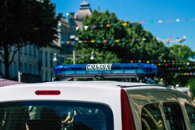 Reims France 31 Mayıs 2021 Tutukluluk halindeyken devriye gezen polis arabası Coronavirus salgını Fransa 'yı vurmaya devam ederken sosyal uzaklık kurallarını uygulamak için