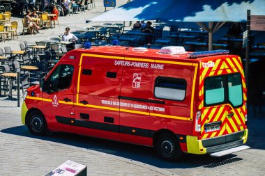 Reims Fransa 31 Mayıs 2021 Coronavirus salgını sırasında Fransa 'yı vuran Reims caddelerinden geçen itfaiye aracı