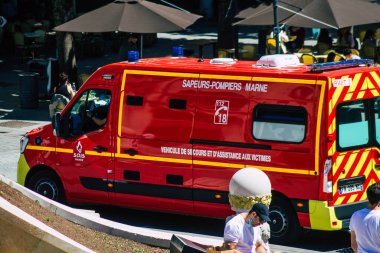 Reims Fransa 31 Mayıs 2021 Coronavirus salgını sırasında Fransa 'yı vuran Reims caddelerinden geçen itfaiye aracı