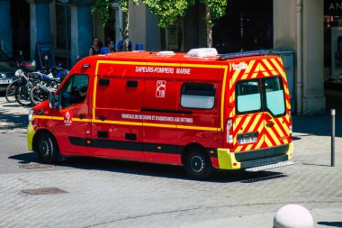 Reims Fransa 31 Mayıs 2021 Coronavirus salgını sırasında Fransa 'yı vuran Reims caddelerinden geçen itfaiye aracı
