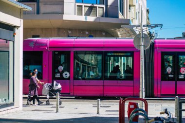 Reims Fransa 31 Mayıs 2021 Coronavirus salgını sırasında Fransa sokaklarında dolaşan yolcular için modern elektrikli tramvay