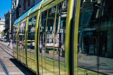 Reims Fransa 31 Mayıs 2021 Coronavirus salgını sırasında Fransa sokaklarında dolaşan yolcular için modern elektrikli tramvay