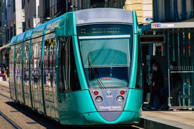Reims Fransa 31 Mayıs 2021 Coronavirus salgını sırasında Fransa sokaklarında dolaşan yolcular için modern elektrikli tramvay