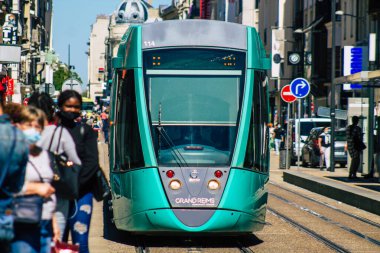 Reims Fransa 31 Mayıs 2021 Coronavirus salgını sırasında Fransa sokaklarında dolaşan yolcular için modern elektrikli tramvay