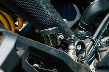 Reims 31 Mayıs 2021 'de Reims şehir merkezindeki bir otoparkta park etmiş bir motosiklet tamircisine yakın çekim