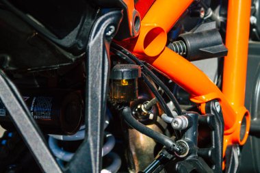 Reims 31 Mayıs 2021 'de Reims şehir merkezindeki bir otoparkta park etmiş bir motosiklet tamircisine yakın çekim