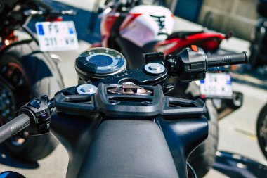Reims 31 Mayıs 2021 'de Reims şehir merkezindeki bir otoparkta park etmiş bir motosiklet tamircisine yakın çekim