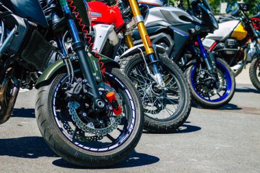 Reims 31 Mayıs 2021 'de Reims şehir merkezindeki bir otoparkta park etmiş bir motosiklet tamircisine yakın çekim