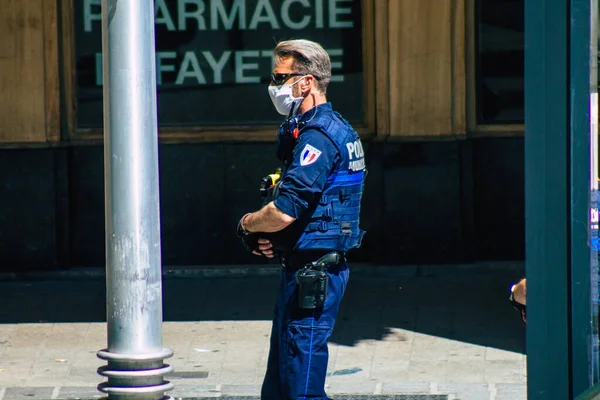 Reims Francie Května 2021 Policista Hlídkující Centru Remeše Během Dekontaminace — Stock fotografie