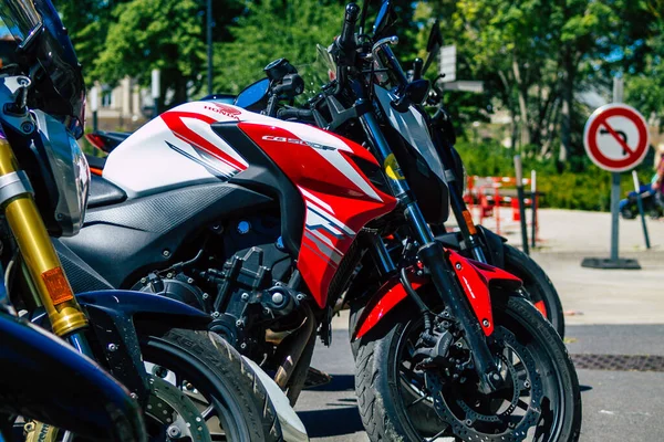 Reims 31 Mayıs 2021 'de Reims şehir merkezindeki bir otoparkta park etmiş bir motosiklet tamircisine yakın çekim