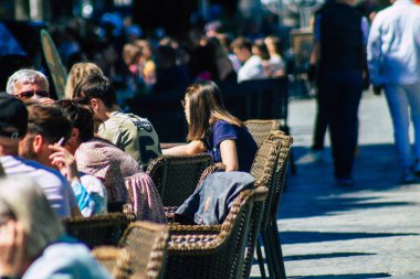 Reims France 31 Mayıs 2021 Artık Fransa 'da Coronavirus salgını Fransa' yı sarmışken evlerini terk edip hapsettikten sonra restoranların teraslarına gidebilirler.