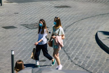 Reims Fransa 'da 31 Mayıs 2021 Coronavirus salgını sırasında Fransa sokaklarında yürüyen bir kadın.