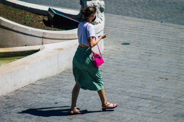 Reims Fransa 'da 31 Mayıs 2021 Coronavirus salgını sırasında Fransa sokaklarında yürüyen bir kadın.