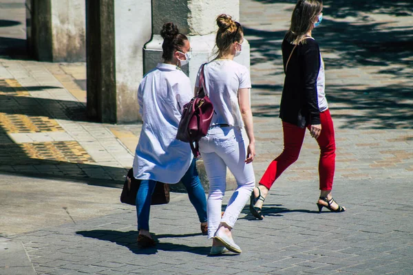 ランスフランス2021年5月31日フランスを襲ったコロナウイルスの流行の間 ランスの通りを歩く女性 — ストック写真