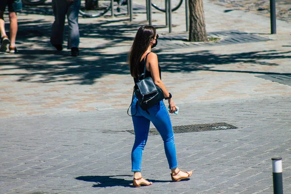 Ρεμς Γαλλία Μαΐου 2021 Γυναίκα Περπατά Στους Δρόμους Της Ρεμς — Φωτογραφία Αρχείου