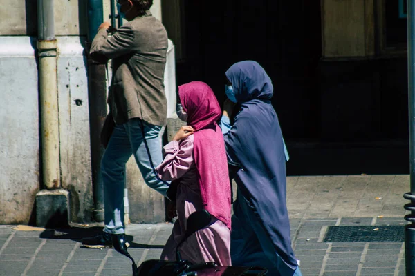 Reims Francie Května 2021 Žena Procházející Ulicemi Remeše Během Epidemie — Stock fotografie