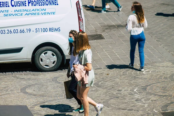 Reims Fransa Mayıs 2021 Coronavirus Salgını Sırasında Fransa Sokaklarında Yürüyen — Stok fotoğraf