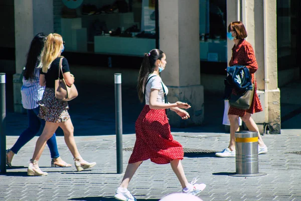 Reims Francie Května 2021 Žena Procházející Ulicemi Remeše Během Epidemie — Stock fotografie