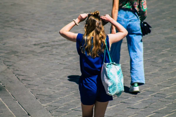 Reims France Mai 2021 Une Femme Marche Dans Les Rues — Photo