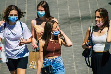 Reims Fransa 'da 31 Mayıs 2021 Coronavirus salgını sırasında Fransa sokaklarında yürüyen bir kadın.