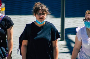Reims Fransa 'da 31 Mayıs 2021 Coronavirus salgını sırasında Fransa sokaklarında yürüyen bir kadın.