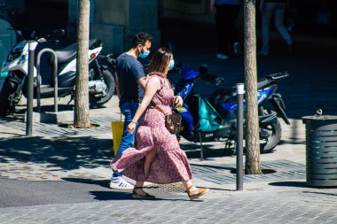 Reims Fransa 'da 31 Mayıs 2021 Coronavirus salgını sırasında Fransa sokaklarında yürüyen bir kadın.