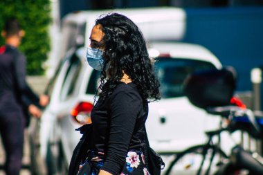 Reims Fransa 'da 31 Mayıs 2021 Coronavirus salgını sırasında Fransa sokaklarında yürüyen bir kadın.