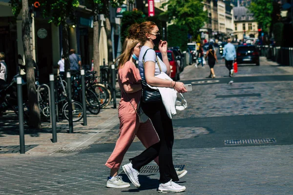 Reims Francie Května 2021 Žena Procházející Ulicemi Remeše Během Epidemie — Stock fotografie