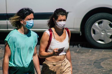 Reims Fransa 1 Haziran 2021 Coronavirus salgını sırasında Fransa sokaklarında yürüyen kadın