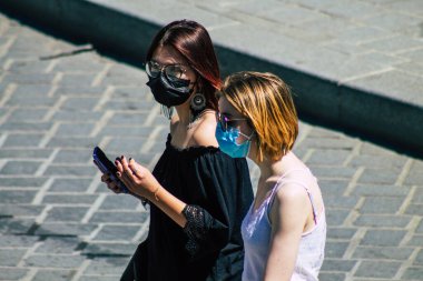 Reims Fransa 1 Haziran 2021 Coronavirus salgını sırasında Fransa sokaklarında yürüyen kadın