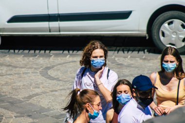 Reims Fransa 1 Haziran 2021 Coronavirus salgını sırasında Fransa sokaklarında yürüyen kadın