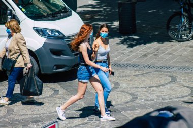 Reims Fransa 1 Haziran 2021 Coronavirus salgını sırasında Fransa sokaklarında yürüyen kadın