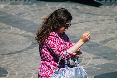 Reims Fransa 1 Haziran 2021 Coronavirus salgını sırasında Fransa sokaklarında yürüyen kadın