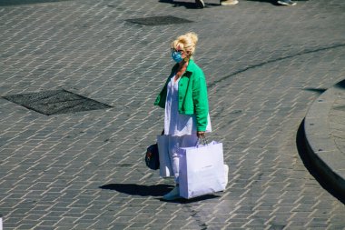 Reims Fransa 1 Haziran 2021 Coronavirus salgını sırasında Fransa sokaklarında yürüyen kadın