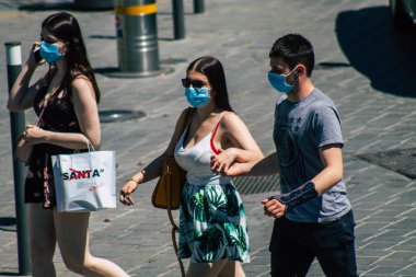 Fransa 1 Haziran 2021 'de Fransa' da meydana gelen koronavirüs salgını sırasında Reims sokaklarında yürüyen yayalar görülüyor.